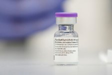 Pfizer thử nghiệm lâm sàng vaccine dành riêng cho biến chủng Omicron