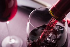 Uống một chai rượu vang đỏ làm tăng nguy cơ mắc bệnh ung thư