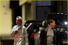 Justin Bieber gây chú ý khi mặc đồ luộm thuộm đi ăn tối cùng bà xã Hailey Baldwin