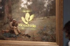 Tây Úc: Người biểu tình phản đối Woodside xịt sơn vào bức tranh vô giá