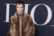 Robert Pattinson mặc váy khi dự show diễn của Dior