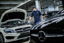 Làm ăn khấm khá, Mercedes-Benz thưởng lớn cho nhân viên