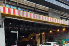 Richmond: Truy tìm tài xế lái xe tải tông vào cầu đường sắt