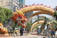 Hình ảnh 3 linh vật Rồng khổng lồ trên đường hoa Nguyễn Huệ