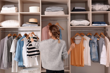 Tủ quần áo tối giản sẽ giúp bạn đỡ căng thẳng trong cuộc sống