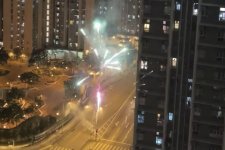 Người Hong Kong thi nhau bắn pháo hoa trái phép