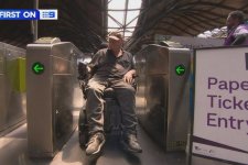 Melbourne: Bị mắc kẹt tại cổng soát vé Myki, một người đàn ông phải nhập viện