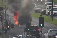 Melbourne: Xe hơi bốc cháy ngùn ngụt, gây hỗn loạn giao thông trên đường Chandler Highway