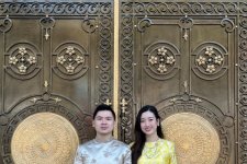 Hoa hậu Đỗ Mỹ Linh diện áo dài sánh đôi cùng ông xã trước dinh thự tỷ đô