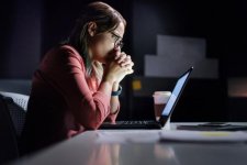 Tin Úc: Một phần ba phụ nữ ở Úc bị lạm dụng trực tuyến trong lúc làm việc