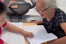 Bà 85 tuổi học chữ cùng cháu lớp Một