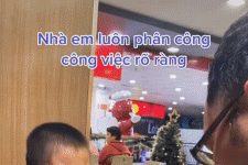 Lịm tim với bé trai cấm mẹ rửa bát, lau nhà vì đó là "việc của đàn ông"