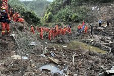 Trung Quốc tìm thấy mảnh vụn thi thể trong vụ máy bay rơi