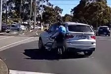 Melbourne: Xe hơi không nhường đường khiến người đi xe đạp ngã lăn
