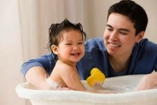 Khi bé gái lên 3 tuổi, bố có còn nên tắm rửa cho con?