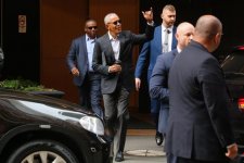 Cựu Tổng thống Mỹ Barack Obama vui vẻ chào người hâm mộ ở Sydney