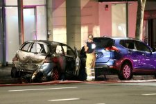 Sydney: Toyota Yaris bốc cháy sau khi gây tai nạn giao thông