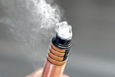 Nhiều người trẻ tuổi sử dụng vape, người Úc lo ngại