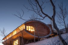 Độc đáo thiết kế nhà gỗ ống hình elip nổi bật giữa nền tuyết trắng