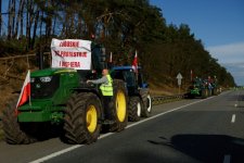Nông dân Ba Lan dàn xe máy kéo chặn hai cửa khẩu biên giới với Đức