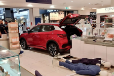 Hai người bị xe tông ngay tầng hai trung tâm thương mại ở Sydney