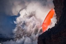 Núi lửa phun trào như pháo hoa ở Hawaii