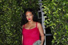 Rihanna mang bầu cũng phải tôn vóc dáng sành điệu