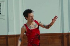 Ca sĩ Harry Styles diện trang phục nữ tính trong MV As It Was