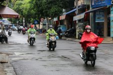 Du khách lo lắng vì trời mưa to ở Nha Trang