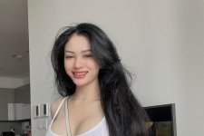 Hot girl Việt được báo Trung tung hô là 'nữ thần' nhờ đường cong quyến rũ
