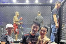 Johnny Trí Nguyễn hội ngộ Thúy Hiền tại giải đấu MMA