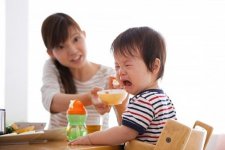 Bạn có tin, trẻ biếng ăn nhiều khi không nằm ở trẻ mà là do cách nuôi dạy của cha mẹ?