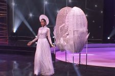 Khánh Vân trong phần thi trang phục truyền thống ở Miss Universe