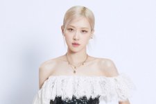 Rosé chia sẻ hình ảnh phải nẹp cổ, kiệt sức trong quá trình chuẩn bị debut solo