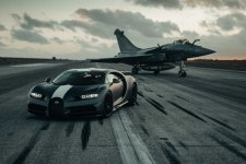 Bugatti Veyron vs Euro Fighter Typhoon - siêu xe đua với máy bay chiến đấu
