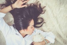 Thói quen xõa tóc đi ngủ gây nhiều tác hại khó ngờ