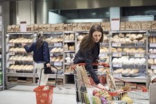 Tin Úc: Khách hàng mua sắm tại siêu thị Aldi bị tính phụ phí khi quẹt thẻ tín dụng