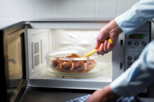 Lầm tưởng thức ăn nấu bằng microwave gây ung thư