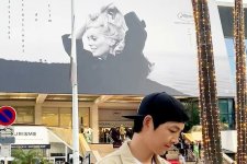 Song Joong Ki xuất hiện đơn giản nhưng không kém phần điển trai, trẻ trung tại Cannes 2023