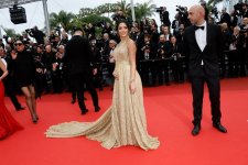 Bạn gái Neymar gợi cảm trên thảm đỏ Cannes