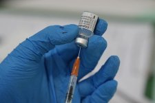 Nghiên cứu của Mỹ: Thanh thiếu niên dễ gặp tác dụng phụ khi tiêm vaccine của Pfizer