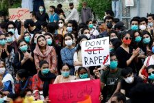 Thủ tướng Pakistan biện hộ cho nạn hiếp dâm