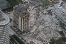 Cảnh tượng kinh hoàng về tòa nhà 12 tầng đổ sập tại Miami