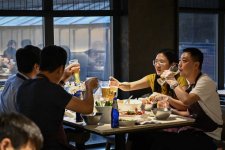 Người dân Bắc Kinh phấn khởi khi được 'sổ lồng'