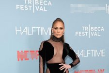 Jennifer Lopez diện đầm xuyên thấu táo bạo khoe thân hình 'bốc lửa'