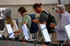 Tin Úc: Úc dỡ bỏ quy định bắt buộc đeo khẩu trang tại các nhà ga sân bay