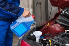 Nên hay không dùng nước lã thay nước rửa kính xe hơi?
