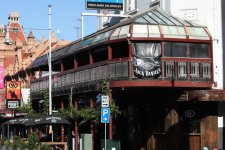 Adelaide: Quán bar xin lỗi vì tặng đồ uống theo cơ thể phụ nữ
