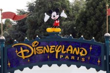 Bà mẹ Úc cho con bú ở Disneyland Paris bị bảo vệ mắng nhiếc