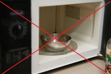 Các vật dụng nhà bếp tuyệt đối không dùng lò vi sóng vì rất nguy hiểm, nhất định bạn phải biết
